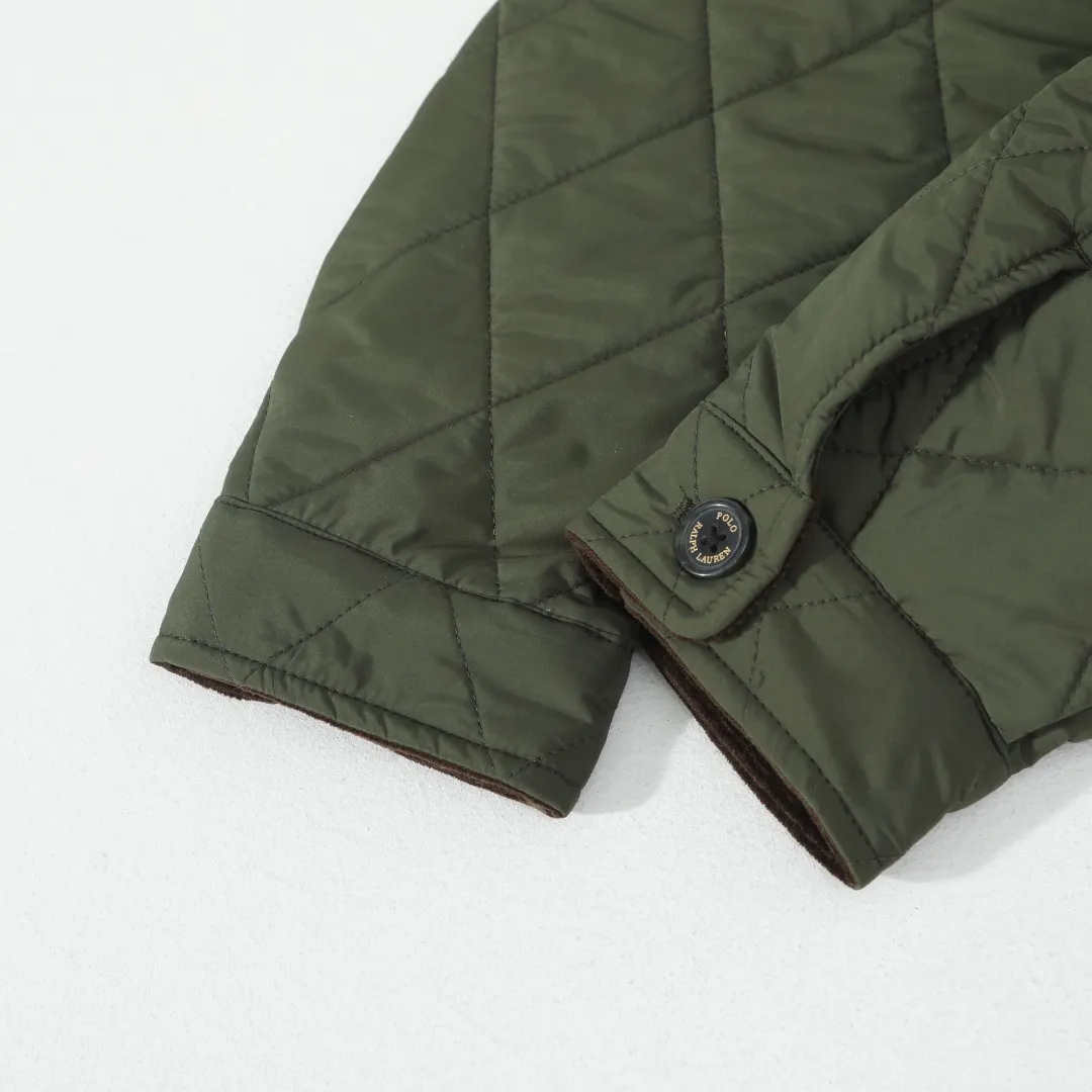 P370 #R50 Ralph Lauren/Ralph Lauren classic old money style workwear rhombus retro cotton jacket. Inspired by retro workwear, it reshapes the contemporary British style. Imported machine-pressed diamond quilting technology, every quilting line is accurately aligned, and the details are full of ingenuity; three-dimensional tailoring creates a neat H-shaped silhouette, and it can still remain light and straight when worn in multiple layers in autumn and winter. Customized metal buttons, low-key embellished textured corduroy lapel design, full of retro atmosphere, 37.5° temperature control black technology, breathable and moisture-proof, locks in temperature and sweat, waterproof and snow-proof fabric, no fear of bad weather, anti-run cotton patented technology, warm and soft, long-wearing without deformation, five high-end colors: navy | khaki | black | green | brown, easily suitable for commuting, leisure, and travel. Wearing one piece gives off a calm temperament of "old money style", and you can have both style and warmth in low-temperature weather.  Color: Navy blue, black, khaki, military green, brown Size: S M L